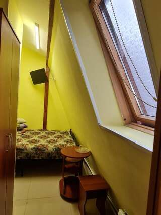 Хостел Little Hostel Кострома Двухместный номер с 1 кроватью или 2 отдельными кроватями и дополнительной кроватью-4