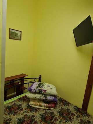 Хостел Little Hostel Кострома Двухместный номер с 1 кроватью или 2 отдельными кроватями и дополнительной кроватью-5