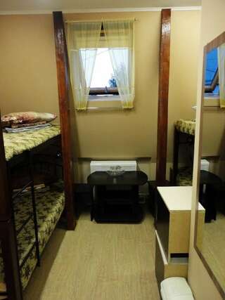 Хостел Little Hostel Кострома Кровать в общем номере с 6 кроватями-6